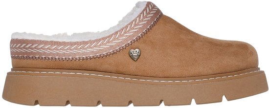 Bruine suède slof met dikke profielzool, hartvormig BOBS-logo en beige geweven detail.