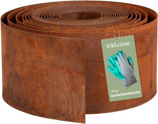 Rouleau d'acier Corten brun rouille pour bordure de jardin avec une étiquette de gants de jardinage verts et gris.