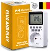 Witte digitale tijdschakelaar met stekker type E en de Belgische vlag. "Plug and Play" en "Makkelijk te monteren" is op de doos gedrukt.