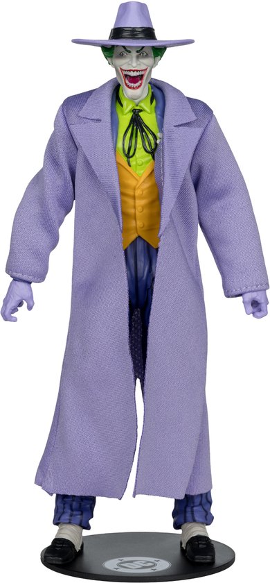 De Joker actiefiguur met paarse jas, gestreepte broek, gele vest en hoed, op standaard.