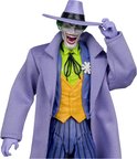 Close-up van de Joker actiefiguur, met paarse jas, gele vest en hoed.