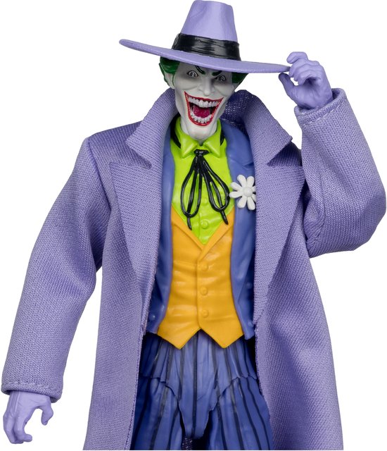Close-up van de Joker actiefiguur, met paarse jas, gele vest en hoed.