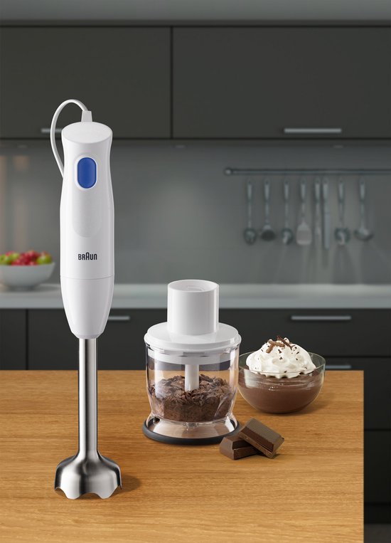 Witte Braun staafmixer met blauwe knop, naast een hakmolen met chocolade en een schaaltje dessert.