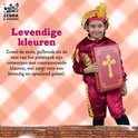 Kind in bordeaux en goud fluwelen pietenpak houdt een rood boek vast met een gouden kruis.