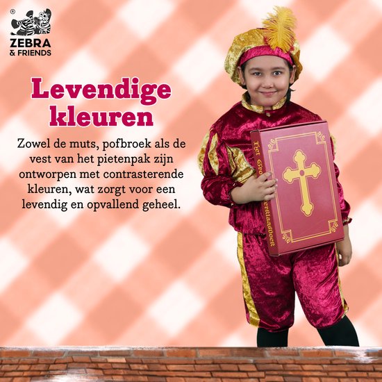 Kind in bordeaux en goud fluwelen pietenpak houdt een rood boek vast met een gouden kruis.