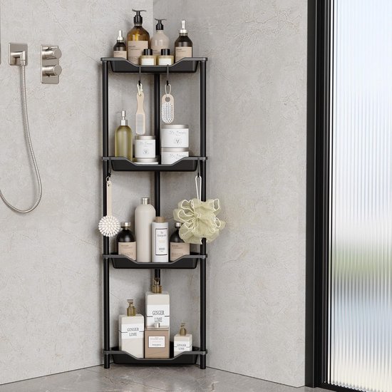 Zwarte, vrijstaande doucheplank in de hoek van een badkamer, gevuld met diverse flessen zeep en shampoo.