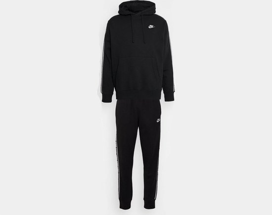 Zwart Nike trainingspak met witte strepen op de mouwen en zijkanten van de broek. Het hoodie heeft een capuchon en een klein Nike logo.