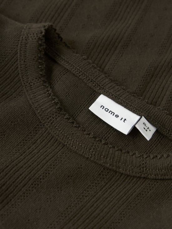 Close-up van de halslijn van een donkergroen gebreid T-shirt met gaatjespatroon en 'name it' label.
