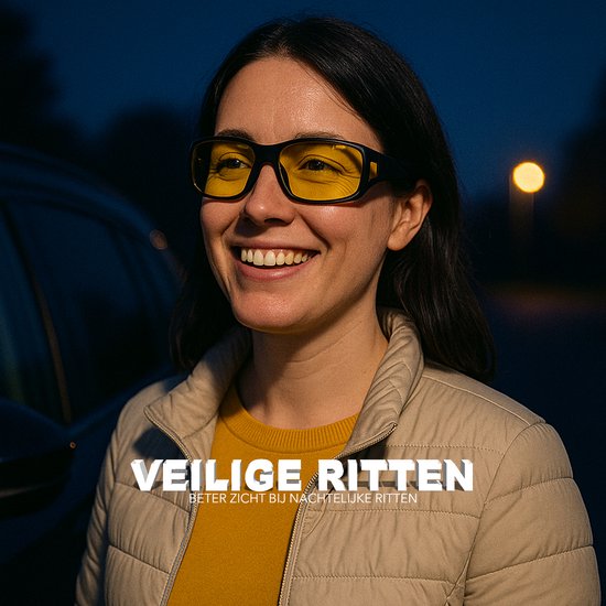 Vrouw met zwarte, gepolariseerde nachtbril met gele glazen, glimlachend in de auto. Tekst: VEILIGE RITTEN.