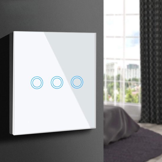 Witte aanraakschakelaar met drie blauwe cirkels, gemonteerd op een donkere muur.