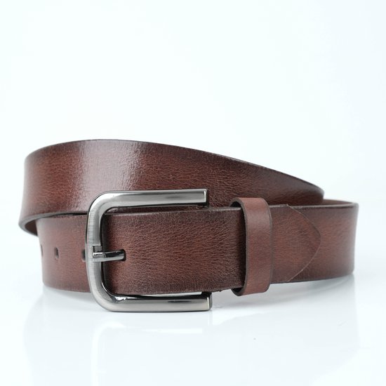Ceinture en cuir marron avec boucle argentée, au premier plan.