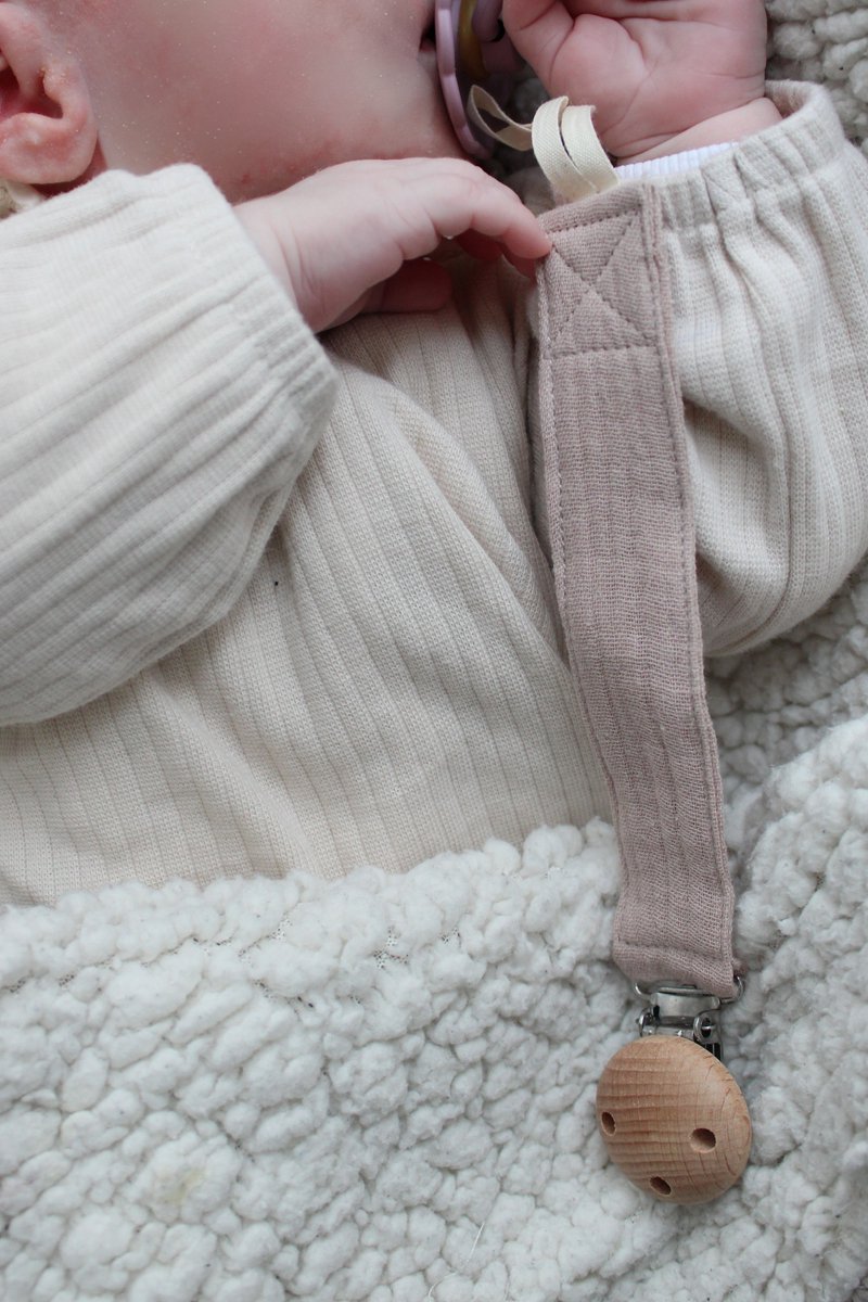 Speenkoord - katoen - taupe kleur - mommy musthaves - houten knop - fopspeen - accessoires baby - speenketting - baby - kraamcadeau - stof - speenkoord jongen - speenkoord meisje - speenkoord katoen