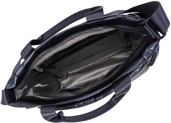 Gedetailleerde kijk op de binnenkant van een donkerblauwe, gewatteerde tas met meerdere compartimenten.
