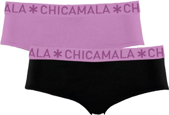 Twee dames hipster onderbroeken. Een in het lichtpaars en een in het zwart. Beide met een paarse tailleband met "CHICAMALA" opdruk.