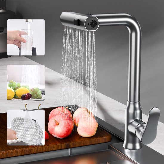 Robinet de cuisine argenté avec trois modes de pulvérisation différents, y compris cascade et pluie. Utilisé pour laver les fruits.