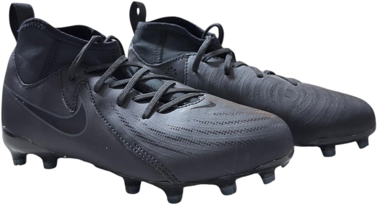 Zwarte Nike Jr Phantom Luna II Academy voetbalschoenen met hoge schacht en noppen voor gras- en kunstgrasvelden.