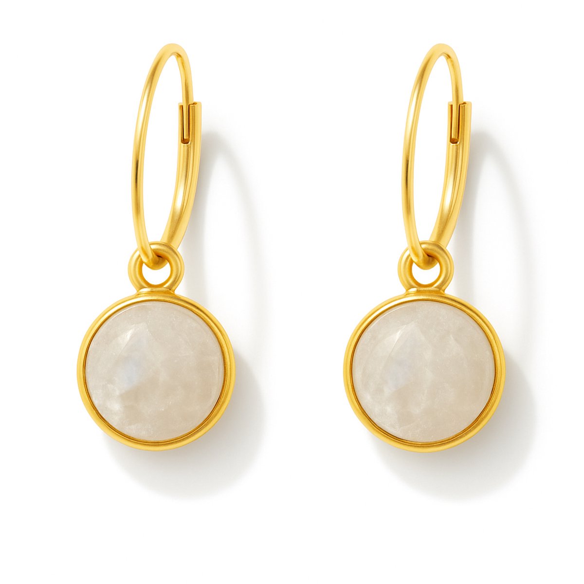 Oorbellen goud op zilver ringetjes met ronde hanger en witte natuursteen Rainbow Moonstone