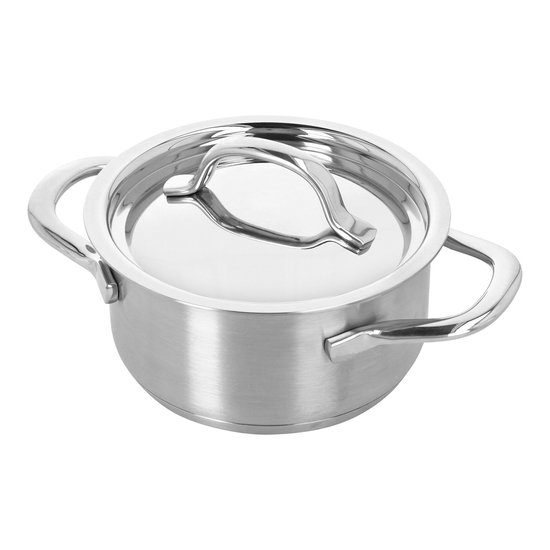 Une casserole en acier inoxydable avec couvercle et deux poignées. La casserole est ronde et a une finition polie.