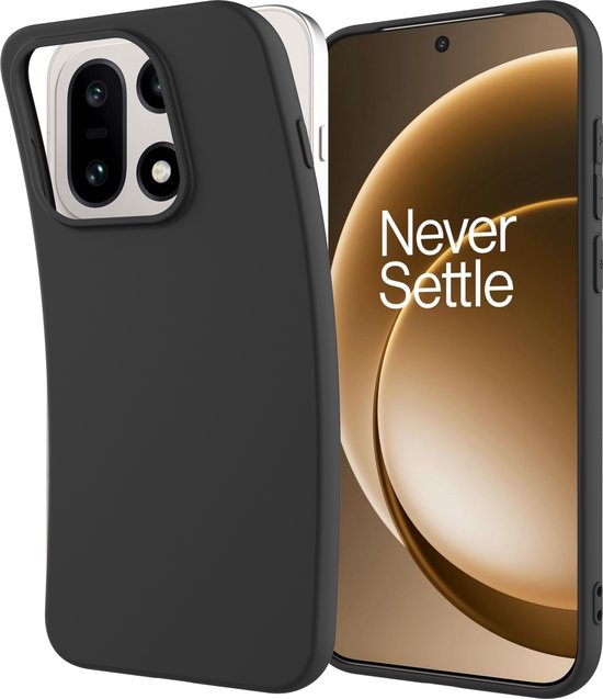 Zwart OnePlus 15 hoesje wordt boven een telefoon met 'Never Settle' getoond.