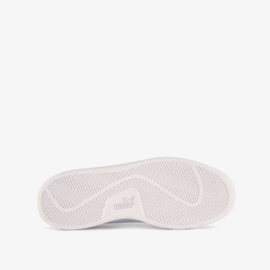 Onderkant van een witte Puma Smash 3.0 L sneaker met Puma-logo.