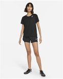 Model in volledig zwarte Nike outfit: sportshirt met korte mouwen en shorts.