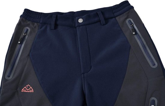 Bovenkant van een donkerblauwe outdoorbroek met grijs vlak, riemenlussen, knopen en ritszakken.