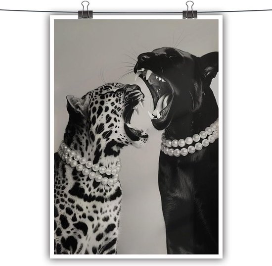 Een luipaard en een zwarte panter met parelkettingen, hoofd naar elkaar toe, bekken open in een schreeuw. Poster aan een lijn met clips.