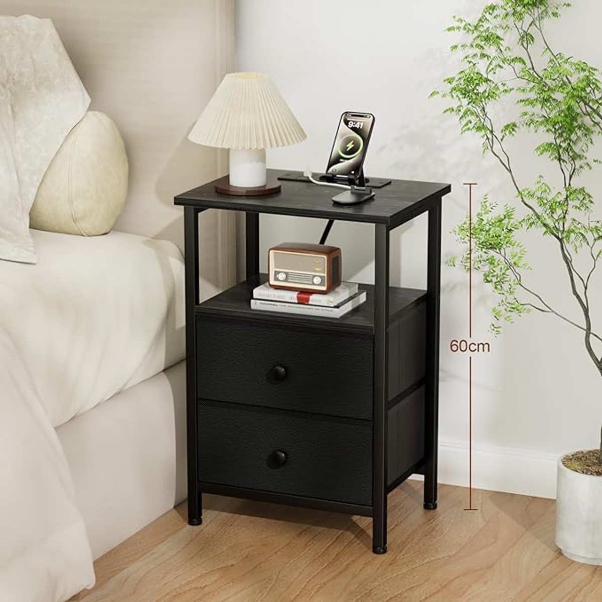 Nachtkastje set van 2 met Oplaadstation – Bijzettafel met 2 Stopcontacten & 2 USB-Poorten – Stoffen Laden – Metalen Frame – Voor Slaapkamer & Woonkamer (Zwart)