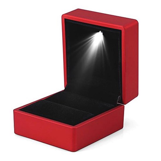 Lege rode ringendoos met ledverlichting aan de binnenkant.