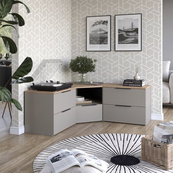 Grijze hoekkast met houten blad en platenspeler in een woonkamer met ronde vloerkleed.
