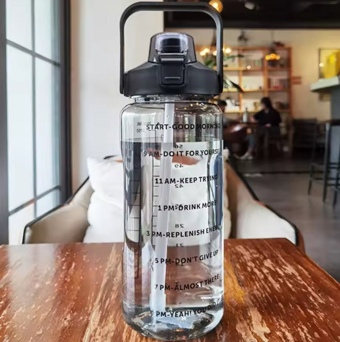 Motivatie Drinkfles 2L – Zwart – Waterfles met Rietje & Tijdmarkeringen – BPA-vrij – Grote Sportfles/Bidon – Fles met Tijden – Inclusief Stickers