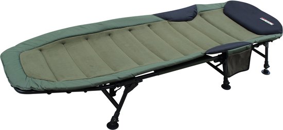 Khaki stretcher met zwarte hoofdsteun, verstelbare poten en zijvak.