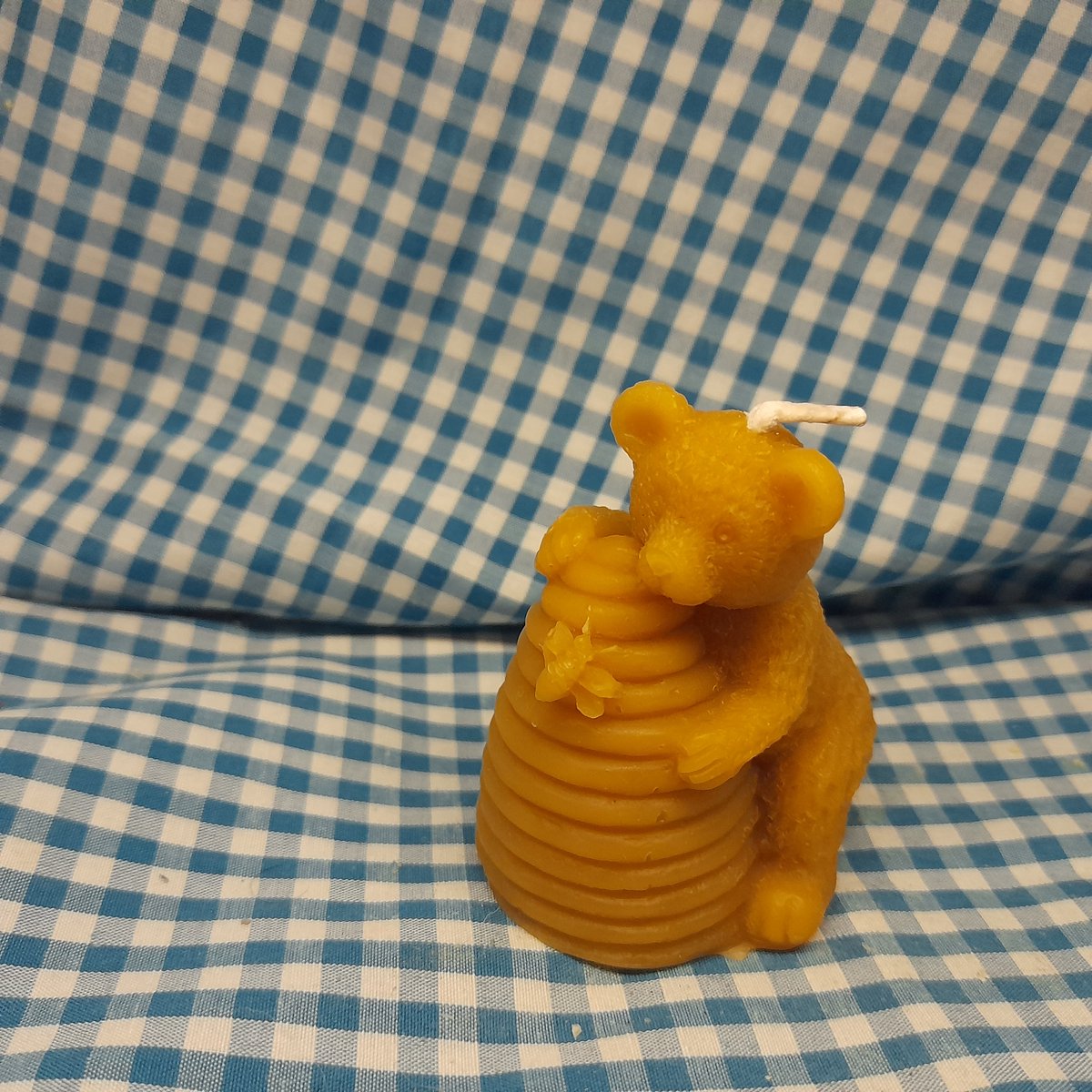 Bijenwas kaars, bijenkorf met beertje