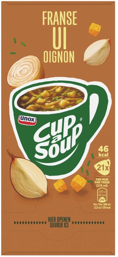 Unox Cup-a-Soup saveur oignon français. Une tasse de soupe avec des morceaux d'oignon, des croûtons et de la ciboule. Des oignons frais, des cubes de bouillon et de la ciboule décorent l'emballage brun.