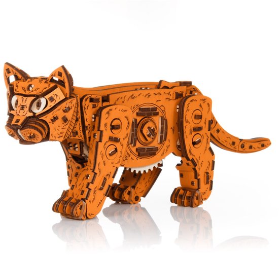 Compleet oranje houten bouwpakket kitten, staand op een witte ondergrond met reflectie.