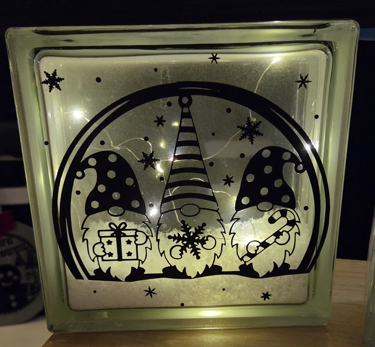 Glasblok met LED-verlichting – Kerst Gnomes – Sfeervolle Winterdecoratie