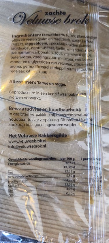 Gedetailleerde ingrediëntenlijst en voedingswaarden op de achterkant van de zachte Veluwse brok.