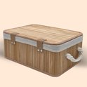 Een naturel bamboe opbergmand met stoffen rand en touw handvat.