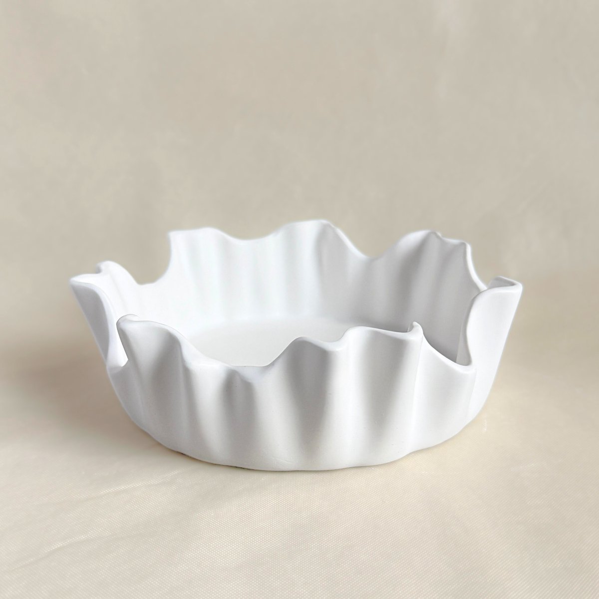 Ronde sculpturale golvende schaal - Decoratieve kom van porseleingips – handgemaakt – wit