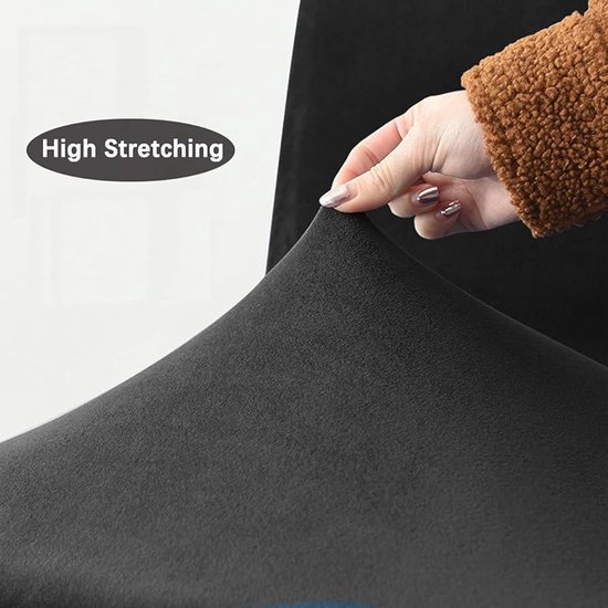 Een hand rekt een zwarte stof met het opschrift 'High Stretching'.