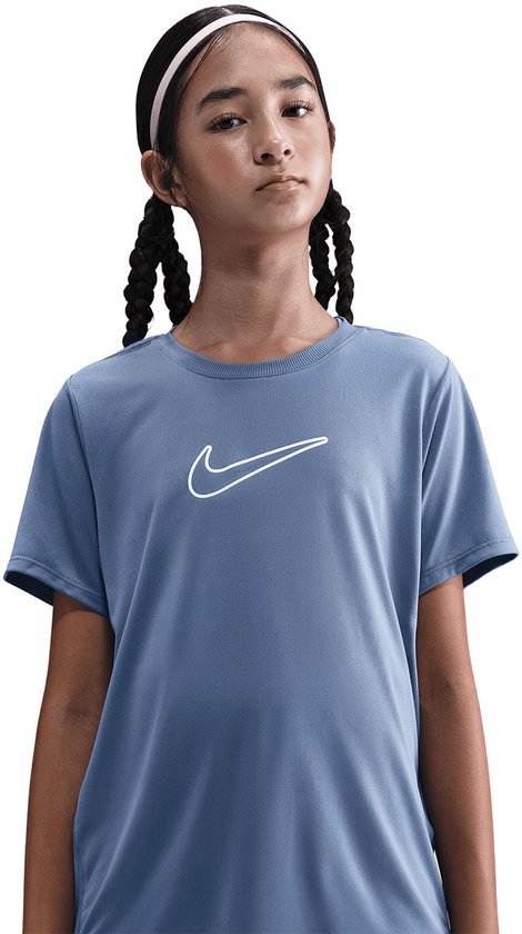 Blauw Nike t-shirt met witte swoosh op de borst, gedragen door een meisje met gevlochten haar en een roze haarband.