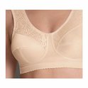 Close-up van een nude beha zonder beugel met kanten overlay op de cups.