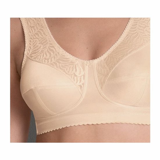 Close-up van een nude beha zonder beugel met kanten overlay op de cups.