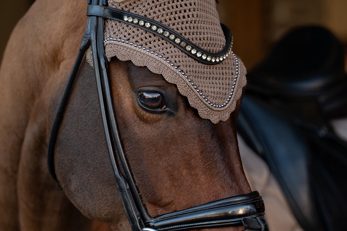 Eskadron Vliegenmuts Pearls Platinum 25 Smoky Taupe - Full | Taupe | Vliegenmuts paard