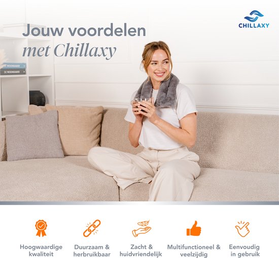 Vrouw met grijze pittenzak om haar nek, genietend van een kopje thee.