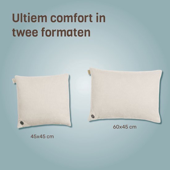 Twee Kuddle warmtekussens van crèmekleurige gebreide stof, maten 45x45 cm en 60x45 cm.