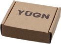 Een kleine bruine kartonnen doos met het zwarte YUGN logo erop.