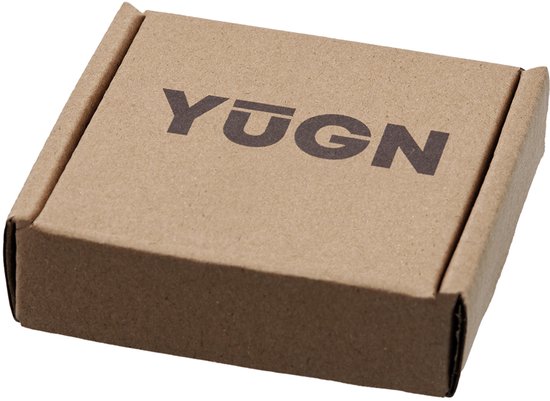 Een kleine bruine kartonnen doos met het zwarte YUGN logo erop.