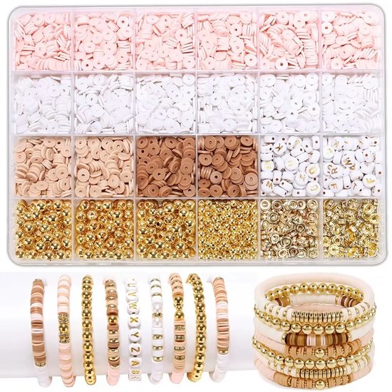 Kralenbak met roze, witte, beige, bruine polymeerkralen, gouden kralen en letterkralen. Twee stapels armbandjes.