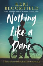 Boek "Nothing Like a Dane" van Keri Bloomfield. Een vrouw met een fiets tegen een zonsondergang. "Een geestige, ongepolijste kijk op het leven in Denemarken" – Lonely Planet.